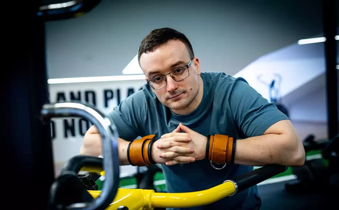 Milan Jovandić an einem Gerät im Fitnessstudio